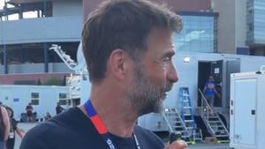 Klopp davao izjavu, pa se iznenadio kada je vidio ko mu je "uletio" u kadar da ga pozdravi
